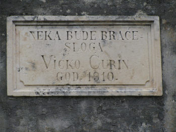 Plaque showing date of 1910 when home was completed